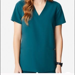 Figs NWT Caribbean Blue Casma 3 Pocket Scrub Top